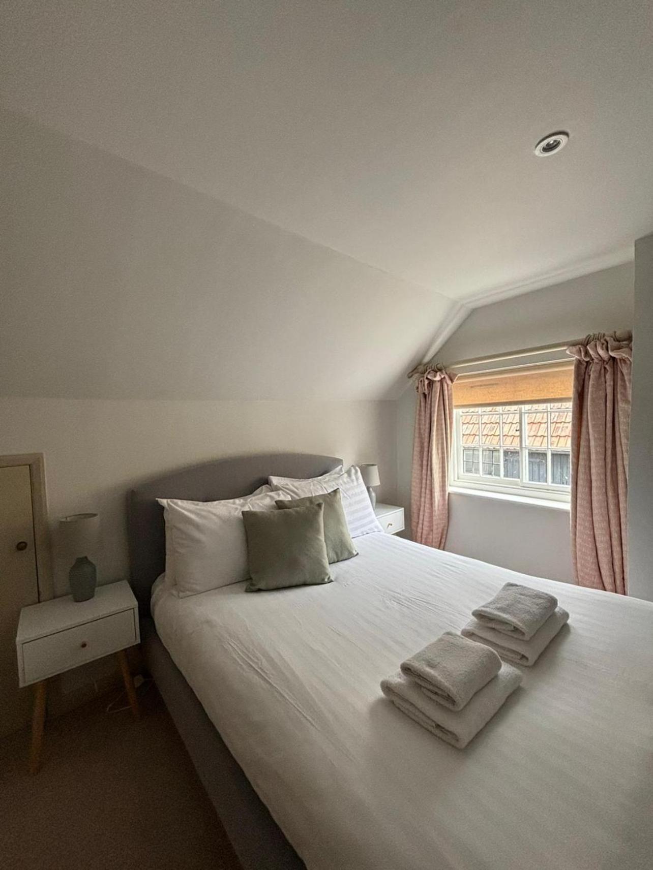 Elegant Oak Beamed House In Pretty Village - Cambridge Homehost Buckden  Ngoại thất bức ảnh